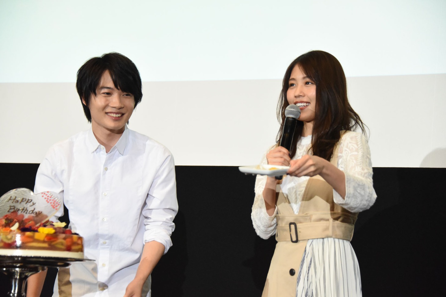 神木隆之介（左）が取り分けたケーキにフルーツが一切入っておらず、「ゼリーだけ！」と笑う有村架純（右）。