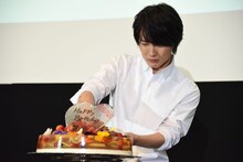 ケーキの取り分けに苦戦する神木隆之介。