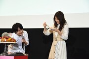 “透けるケーキ”を実食する有村架純（右）。