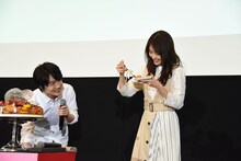 “透けるケーキ”を実食する有村架純（右）。