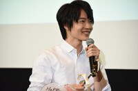 小さいスプーンで苦労してケーキを取り分けたあと、大きいスプーンが用意されていたことに気付いた神木隆之介。