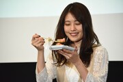 “透けるケーキ”を実食する有村架純。
