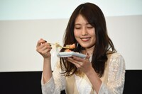 “透けるケーキ”を実食する有村架純。