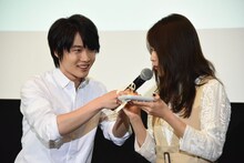 有村架純（右）にケーキの味を尋ねる神木隆之介（左）。