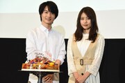 左から神木隆之介、有村架純。