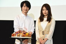 左から神木隆之介、有村架純。
