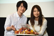 左から神木隆之介、有村架純。