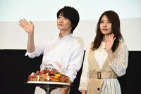 左から神木隆之介、有村架純。