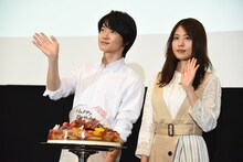 左から神木隆之介、有村架純。