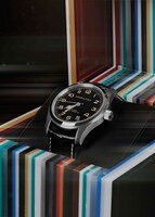 スペシャルボックスに入った「カーキ フィールド マーフ  オート」。