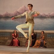 自由になりたい…ルドルフ・ヌレエフの亡命劇描く「ホワイト・クロウ」予告解禁