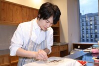 ケーキにデコレーションを施す神木隆之介。