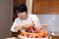 ケーキにデコレーションを施す神木隆之介。