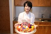 ケーキにデコレーションを施した神木隆之介。