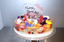 神木隆之介がデコレーションを施した“透けるケーキ”。