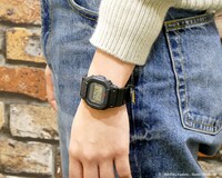 「魔女の宅急便 BABY-G キキのお店番」着用イメージ。