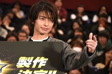 「仮面ライダービルド」本編のセリフ「できてるよ」を再現する武田航平。