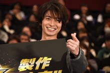 「仮面ライダービルド」本編のセリフ「できてるよ」を再現し、照れる武田航平。