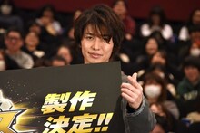 「仮面ライダービルド」本編のセリフ「できてるよ」を再現する武田航平。