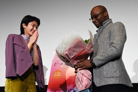 左からコムアイ、バリー・ジェンキンス。