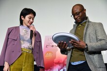 左からコムアイ、バリー・ジェンキンス。