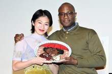 左からコムアイ、バリー・ジェンキンス。