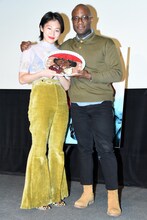 左からコムアイ、バリー・ジェンキンス。