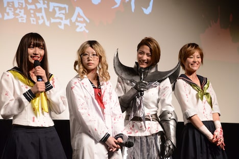 「血まみれスケバンチェーンソーRED」完成披露試写会の様子。