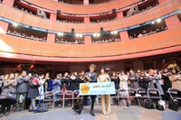 福岡・キャナルシティ博多で行われたイベントの様子。左からGACKT、二階堂ふみ。