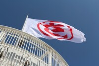 大阪・通天閣に掲げられた、埼玉の“さ”を丸で囲んだ“○さ”の旗。