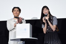 プレゼントを渡す観客を抽選する登坂広臣（左）と中条あやみ（右）。