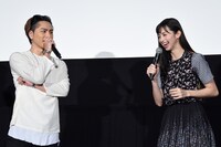 左から登坂広臣、中条あやみ。