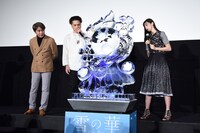 「雪の華」オブジェに見入る登壇者たち。