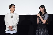 左から登坂広臣、中条あやみ。