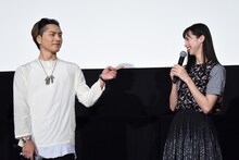 左から登坂広臣、中条あやみ。