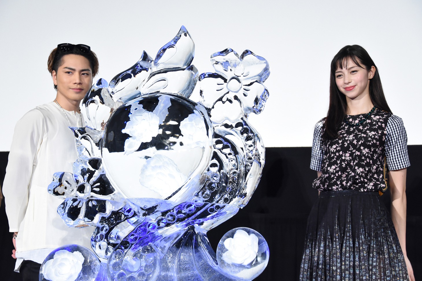 左から登坂広臣、中条あやみ。