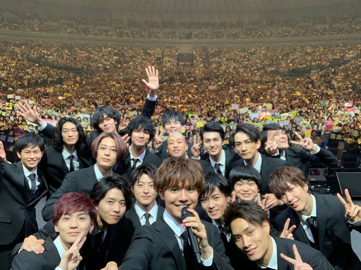「『PRINCE OF LEGEND』完成披露上映会＆PREMIUM LIVE SHOW」の記念写真。