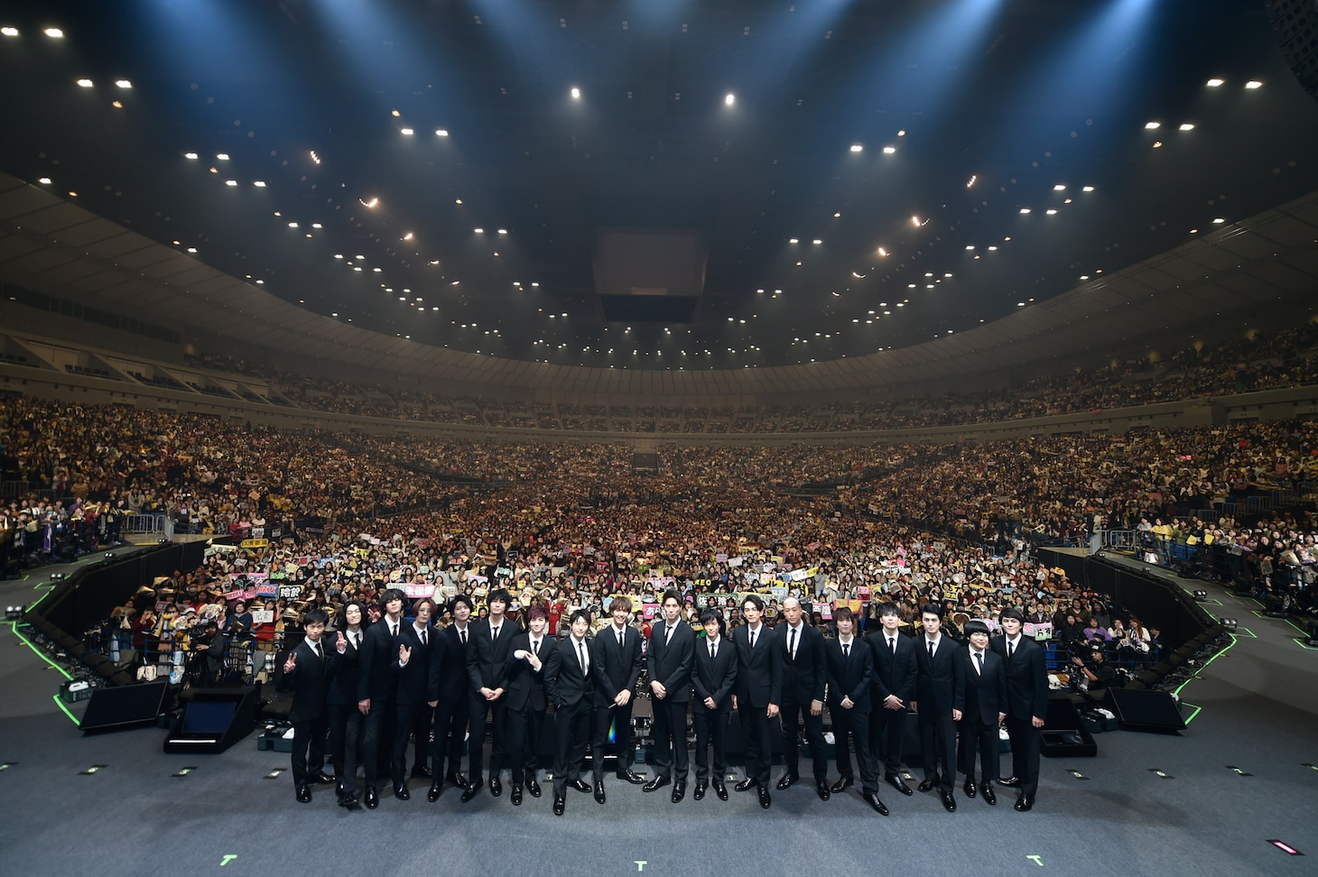 「『PRINCE OF LEGEND』完成披露上映会＆PREMIUM LIVE SHOW」の記念写真。