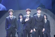 前列左から藤原樹、吉野北人、長谷川慎。