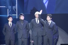 関口メンディー（中央右）、佐野玲於（右端）。