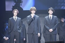 左から塩野瑛久、片寄涼太、飯島寛騎。