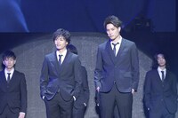 前列左から川村壱馬、鈴木伸之。