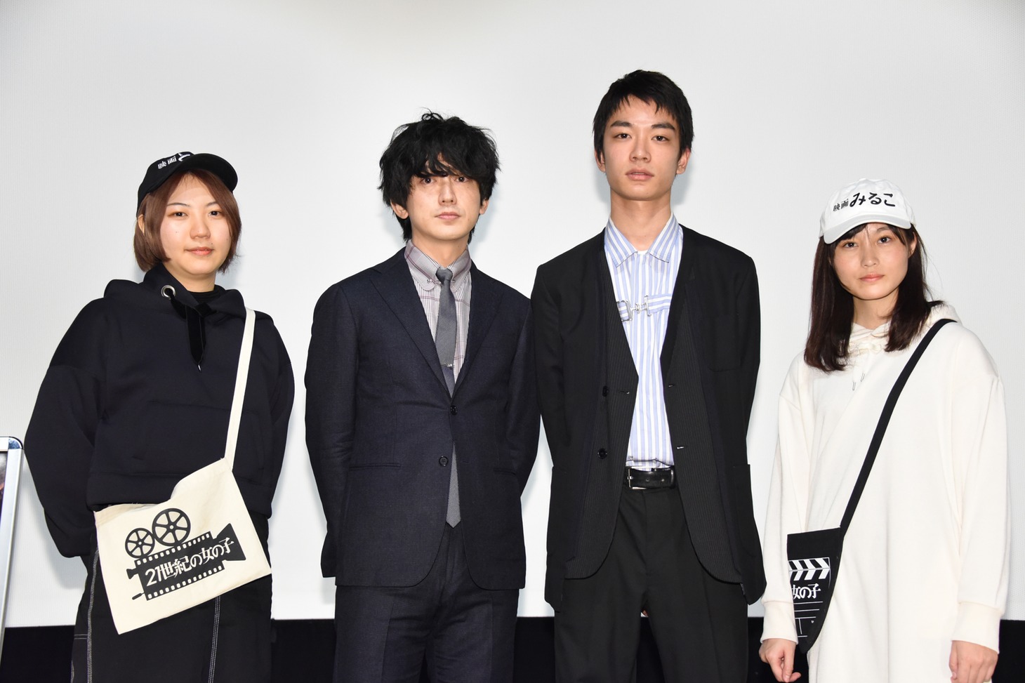 「21世紀の女の子」舞台挨拶の様子。左からふくだももこ、木口健太、須藤蓮、松本花奈。