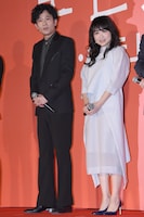 左から稲垣吾郎、池脇千鶴。