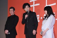 左から渋川清彦、稲垣吾郎、池脇千鶴。