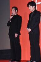 左から渋川清彦、稲垣吾郎。