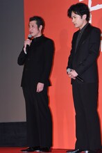 左から渋川清彦、稲垣吾郎。