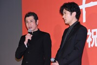 左から渋川清彦、稲垣吾郎。