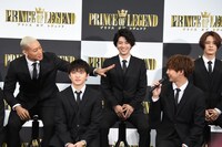 過去のバラエティ番組を引き合いに出し、「本日は関口メンディーのプロ野球入団会見にお越しいただき……」と挨拶する片寄涼太（前列右）。