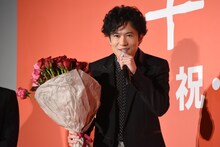 バラの花束を持つ稲垣吾郎。